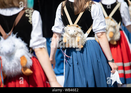 Markgröningen, Germania. 24 agosto 2019, 24 agosto 2019, Baden-Wuerttemberg, Markgröningen: i partecipanti del Markgröninger Schäferlauf parata attraverso la città durante la processione. Foto: Sebastian Gollnow/dpa Credito: dpa picture alliance/Alamy Live News Foto Stock