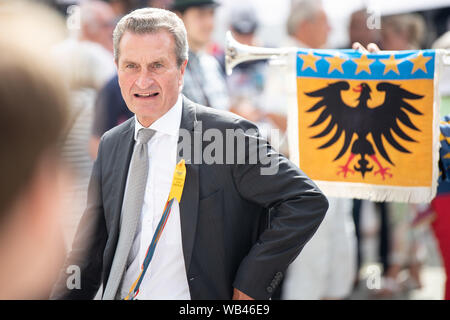 Markgröningen, Germania. 24 agosto 2019, 24 agosto 2019, Baden-Wuerttemberg, Markgröningen: Günther Oettinger (CDU), il Commissario UE per il bilancio e per il personale, prende parte alla Markgröninger Schäferlauf. Foto: Sebastian Gollnow/dpa Credito: dpa picture alliance/Alamy Live News Foto Stock