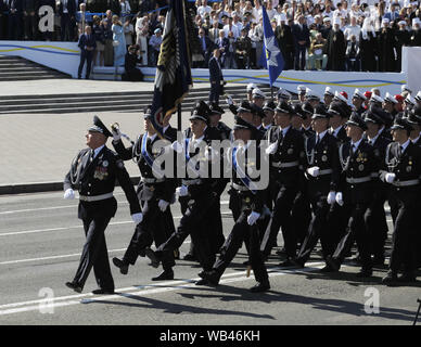 Kiev, Ucraina. 24 Ago, 2019. Poliziotti ucraini marzo durante le celebrazioni in occasione del Giorno di Indipendenza sulla piazza Indipendenza a Kiev, Ucraina, 24 agosto 2019. Gli ucraini contrassegnare il 28 anniversario dell'indipendenza dell'Ucraina dall'Unione Sovietica a partire dal 1991. Credito: Serg Glovny/ZUMA filo/Alamy Live News Foto Stock