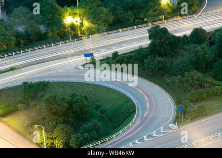 Primo piano della luce sentieri sul grado ponte di separazione Foto Stock