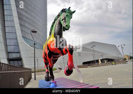 Milano (Italia), il nuovo quartiere di CityLife, installazione dell'artista Marcelo Burlon, libera interpretazione di Leonardo Da Vinci il cavallo. Sullo sfondo la torre Hadid (Milano Assicurazioni Generali della sede centrale e il centro commerciale per lo shopping Foto Stock