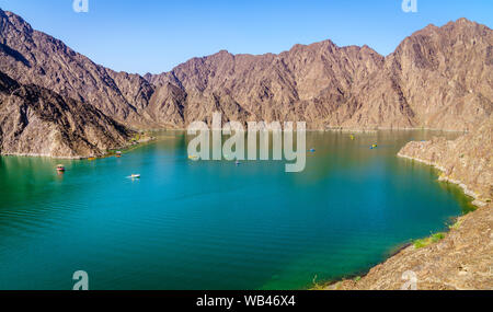 Vista panoramica di Hatta lago e montagne Hajar nell'Emirato di Dubai, Emirati arabi uniti Foto Stock