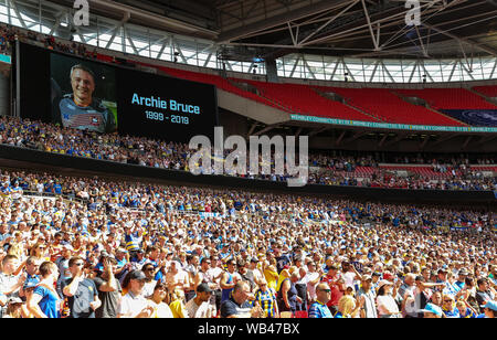 Un minuto di applausi in memoria di Archie Bruce prima di corallo Challenge Cup finale allo stadio di Wembley, Londra. Foto Stock