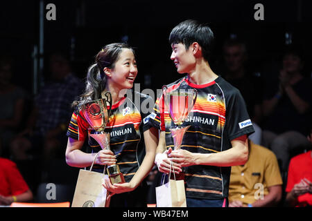 Olomouc, Repubblica Ceca. 24 Ago, 2019. Daeseong Cho (R)/Shin Yubin della Corea del Sud reagire durante la cerimonia di premiazione per il doppio misto finale al 2019 ITTF aperto ceca a Olomouc, Repubblica ceca, 24 agosto 2019. Credito: Shan Yuqi/Xinhua/Alamy Live News Foto Stock