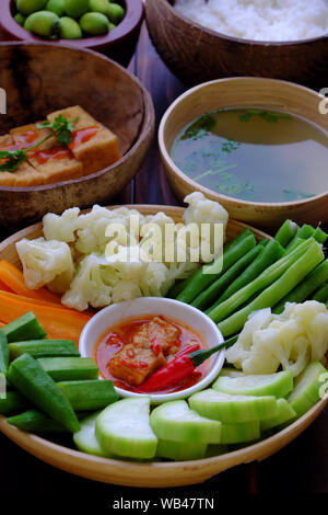 vista dall'alto vassoio di cibi fatti in casa per vegan, verdure bollite come carota, calabash, okra, fagiolo a corda, broccoli, formaggio tofu, salsa di pomodoro tofu fritta, riso Foto Stock