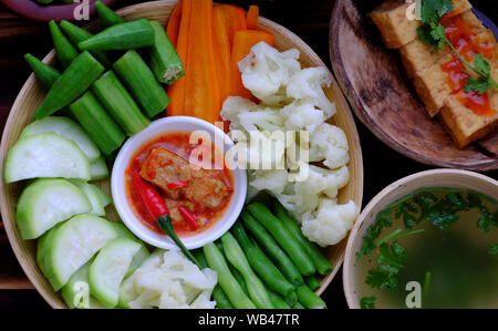 vista dall'alto vassoio di cibi fatti in casa per vegan, verdure bollite come carota, calabash, okra, fagiolo a corda, broccoli, formaggio tofu, salsa di pomodoro tofu fritta, riso Foto Stock