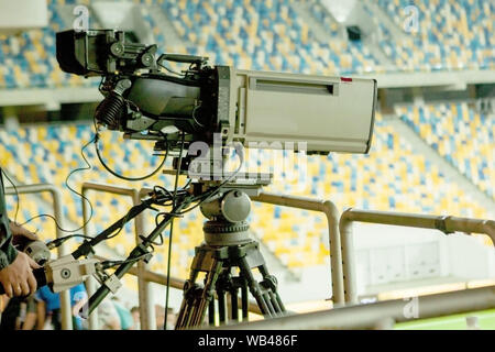 Telecamera allo stadio durante le partite di calcio. Foto Stock