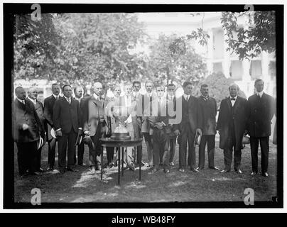 EASTERN YACHT CLUB. Il Presidente Wilson presentando CLUB COPPA AL PROPRIETARIO DI YACHT 'ELLEN' che ha vinto gara OFF MARBLEHEAD, mass. Abstract/medio: 1, negativo : vetro ; 5 x 7 in. o più piccolo Foto Stock