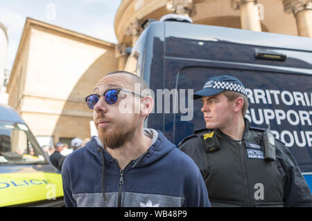 Portland Place, Londra, Regno Unito. 24 Ago, 2019. Un manifestante viene arrestato dalla polizia. Libera Tommy Robinson protesta al di fuori della BBC. Allo stesso tempo una dimostrazione del contatore avviene, organizzato da Stand fino al razzismo e di unire le forze contro il fascismo. Penelope Barritt/Alamy Live News Foto Stock