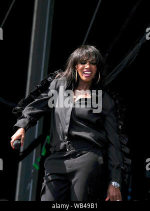 Portsmouth, Hampshire, Regno Unito. Al 24 agosto 2019. Shaznay Lewis con British tutti femmina band Tutti i Santi di eseguire dal vivo sul palco al Festival di Vittoriosa, Southsea, Portsmouth, Hampshire, UK Credit: Dawn Fletcher-Park/Alamy Live News Foto Stock