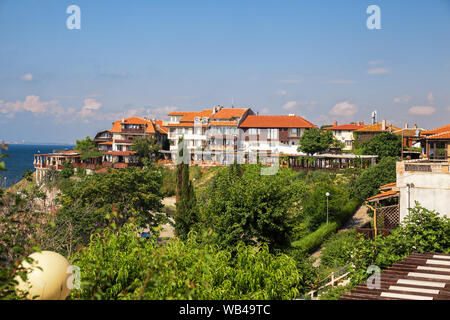 Nessebar è una località di villeggiatura in Bulgaria sul Mar Nero. Vista della passeggiata a mare con un parco, caffetterie e ristoranti Foto Stock