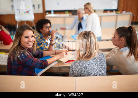 Giovani studenti in ascolto di docente in aula sulla university Foto Stock