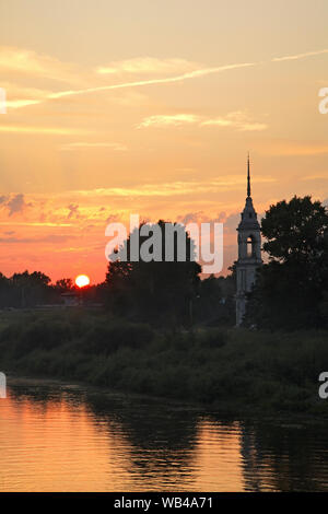 Vologda fiume e Sretensky Chiesa (Chiesa di riunione) in Vologda. La Russia Foto Stock