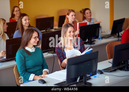 Classe giovani con multi-etnico gli studenti sul computer in università Foto Stock