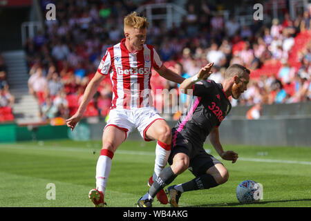 Stoke on Trent, Regno Unito. 24 Ago, 2019. Stoke City centrocampista Sam Clucas (22) falli Leeds United centrocampista Adam Forshaw (4) durante il cielo EFL scommessa match del campionato tra Stoke City e Leeds United a Bet365 Stadium, Stoke-on-Trent, in Inghilterra il 24 agosto 2019. Foto di Jurek Biegus. Solo uso editoriale, è richiesta una licenza per uso commerciale. Nessun uso in scommesse, giochi o un singolo giocatore/club/league pubblicazioni. Credit: UK Sports Pics Ltd/Alamy Live News Foto Stock