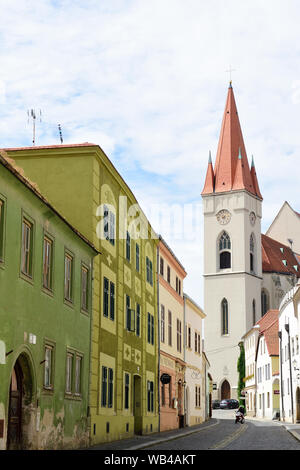 Znojmo (Znaim) nella Repubblica Ceca. L'immagine mostra la città vecchia di Zneim con una vista della St. Chiesa di Nicola Foto Stock