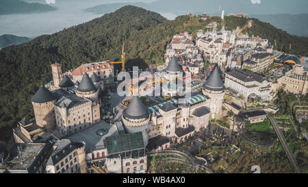 Bana colline e Golden Bridge dal di sopra, villaggio francese di Sun nel mondo di Da Nang, Vietnam centrale Foto Stock