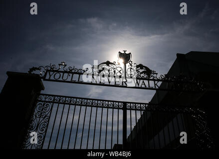 Liverpool. UK.24 agosto 2019; Anfield, Liverpool, Merseyside England; English Premier League Football, Liverpool contro l'Arsenal Football Club; il sole che tramonta dietro le Shankly Gates all'Anfield Road fine dello stadio - rigorosamente solo uso editoriale. Nessun uso non autorizzato di audio, video, dati, calendari, club/campionato loghi o 'live' servizi. Online in corrispondenza uso limitato a 120 immagini, nessun video emulazione. Nessun uso in scommesse, giochi o un singolo giocatore/club/league pubblicazioni Credit: Azione Plus immagini di sport/Alamy Live News Credit: Azione Plus immagini di sport/Alamy Live News Foto Stock