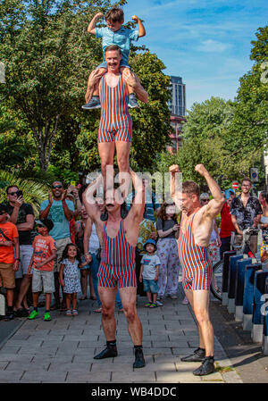 Londra, Regno Unito. 24 Ago, 2019. Vauxhall Pleasure Gardens sono stati presi indietro nel tempo per l'esperienza di stile vittoriano, questo piccolo angolo di sud di Londra è stato trasformato in stile vittoriano di un parco divertimenti a tema, con vivace e divertente, curioso circus interpreti e musica portando spettacoli Vittoriana alla vita di tutta la giornata. Lungo con funamboli, uomini forti, music hall bande, trampolieri il signor e la signora Flora sono interamente costume in profumi di fiori di seta.Paolo Quezada-Neiman/Alamy Live News Credito: Paolo Quezada-Neiman/Alamy Live News Foto Stock