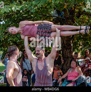 Londra, Regno Unito. 24 Ago, 2019. Vauxhall Pleasure Gardens sono stati presi indietro nel tempo per l'esperienza di stile vittoriano, questo piccolo angolo di sud di Londra è stato trasformato in stile vittoriano di un parco divertimenti a tema, con vivace e divertente, curioso circus interpreti e musica portando spettacoli Vittoriana alla vita di tutta la giornata. Lungo con funamboli, uomini forti, music hall bande, trampolieri il signor e la signora Flora sono interamente costume in profumi di fiori di seta.Paolo Quezada-Neiman/Alamy Live News Credito: Paolo Quezada-Neiman/Alamy Live News Foto Stock