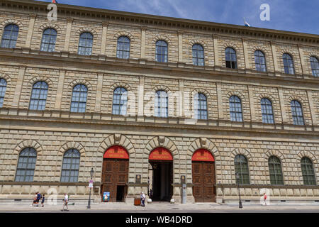 Il Königsbau, Residenz (Residence), l'ex palazzo reale dei Wittelsbach monarchi della Baviera, Max-Joseph-Platz, Monaco di Baviera, Germania. Foto Stock
