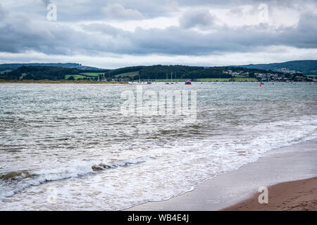 Il fiume Exe tra Exmouth e Dawlish Warren Riserva Naturale, Devon, su un nuvoloso giorno di agosto. 14 Agosto 2019 Foto Stock