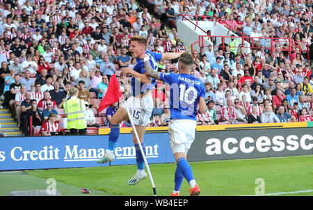 Il Leicester City's Harvey Barnes (sinistra) punteggio celebra il suo lato il secondo obiettivo del gioco durante il match di Premier League a Bramall Lane, Sheffield. Foto Stock