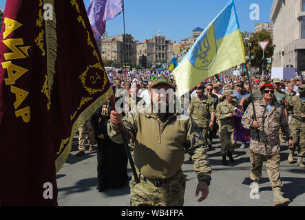 Kiev, Ucraina. 24 Ago, 2019. Veterani ucraino del conflitto in Ucraina orientale, volontari, i membri dei battaglioni di volontariato e i parenti dei soldati ucraini, che morì durante un conflitto frequentare il marzo di Ucraina difensori dedicato a "Indipendenza giorno di festa nel centro di Kiev, Ucraina, 24 agosto 2019. Gli ucraini contrassegnare il 28 anniversario dell'indipendenza dell'Ucraina. Credito: Sergii Kharchenko/ZUMA filo/Alamy Live News Foto Stock