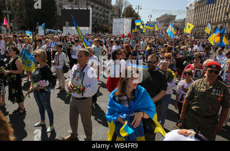 Kiev, Ucraina. 24 Ago, 2019. Veterani ucraino del conflitto in Ucraina orientale, volontari, i membri dei battaglioni di volontariato e i parenti dei soldati ucraini, che morì durante un conflitto frequentare il marzo di Ucraina difensori dedicato a "Indipendenza giorno di festa nel centro di Kiev, Ucraina, 24 agosto 2019. Gli ucraini contrassegnare il 28 anniversario dell'indipendenza dell'Ucraina. Credito: Sergii Kharchenko/ZUMA filo/Alamy Live News Foto Stock