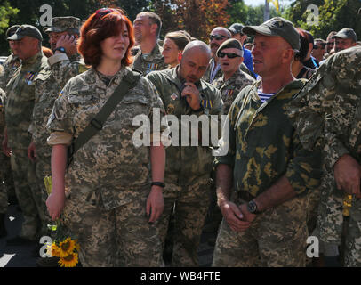 Kiev, Ucraina. 24 Ago, 2019. Veterani ucraino del conflitto in Ucraina orientale, volontari, i membri dei battaglioni di volontariato e i parenti dei soldati ucraini, che morì durante un conflitto frequentare il marzo di Ucraina difensori dedicato a "Indipendenza giorno di festa nel centro di Kiev, Ucraina, 24 agosto 2019. Gli ucraini contrassegnare il 28 anniversario dell'indipendenza dell'Ucraina. Credito: Sergii Kharchenko/ZUMA filo/Alamy Live News Foto Stock