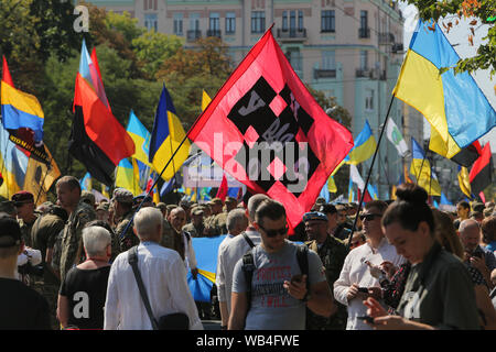 Kiev, Ucraina. 24 Ago, 2019. Veterani ucraino del conflitto in Ucraina orientale, volontari, i membri dei battaglioni di volontariato e i parenti dei soldati ucraini, che morì durante un conflitto frequentare il marzo di Ucraina difensori dedicato a "Indipendenza giorno di festa nel centro di Kiev, Ucraina, 24 agosto 2019. Gli ucraini contrassegnare il 28 anniversario dell'indipendenza dell'Ucraina. Credito: Sergii Kharchenko/ZUMA filo/Alamy Live News Foto Stock