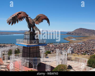 Dettaglio della scultura di un gigante di condor in un punto di vista sopra la città di Puno sulle rive del Lago Titicaca Foto Stock