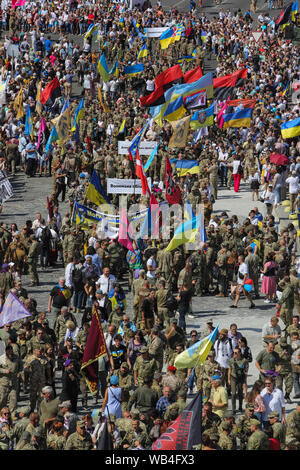 Kiev, Ucraina. 24 Ago, 2019. Veterani ucraino del conflitto in Ucraina orientale, volontari, i membri dei battaglioni di volontariato e i parenti dei soldati ucraini, che morì durante un conflitto frequentare il marzo di Ucraina difensori dedicato a "Indipendenza giorno di festa nel centro di Kiev, Ucraina, 24 agosto 2019. Gli ucraini contrassegnare il 28 anniversario dell'indipendenza dell'Ucraina. Credito: Sergii Kharchenko/ZUMA filo/Alamy Live News Foto Stock