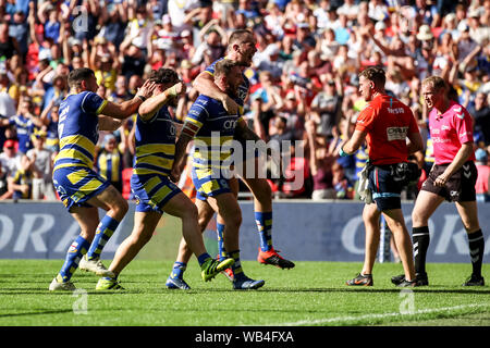 Londra, Regno Unito. 24 Ago, 2019. DARYL CLARK di Warrington lupi punteggi per renderlo 4-16 durante la Ladbrokes Challenge Cup match finale tra St Helens e Warrington lupi allo Stadio di Wembley a Londra, Inghilterra il 24 agosto 2019. Foto di Ken scintille. Solo uso editoriale, è richiesta una licenza per uso commerciale. Nessun uso in scommesse, giochi o un singolo giocatore/club/league pubblicazioni. Credit: UK Sports Pics Ltd/Alamy Live News Foto Stock