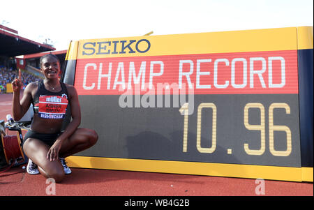 Dina Asher-Smith celebra dopo l'impostazione di un nuovo record di campionato in donne 100m durante il giorno uno del Muller British di Atletica a Alexander Stadium, Birmingham. Foto Stock