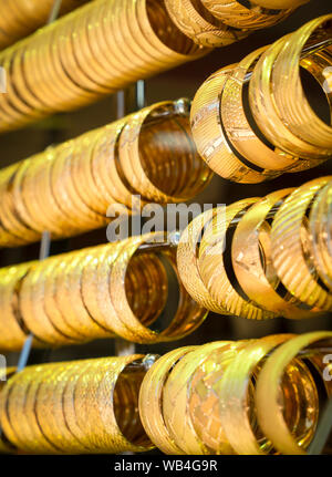 Righe di bracciali in oro come sfondo in un negozio gioielli sul Grand Bazaar. Istanbul, Turchia Foto Stock