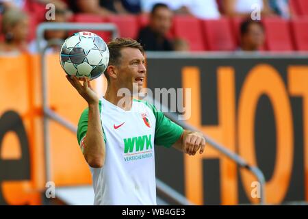 Augsburg, Germania 24. Agosto 2019: 1. BL. - 19/20 - FC Augsburg vs Unione Berlin Stephan Lichtsteiner (FC Augsburg) l'azione. Singola immagine .con sfera // DFL regolamenti vietano qualsiasi uso di fotografie come sequenze di immagini e/o quasi-video. // | Utilizzo di tutto il mondo Foto Stock