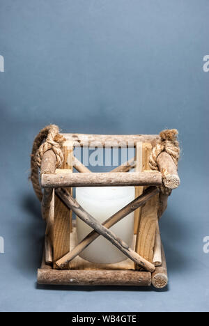 Fatto a mano in legno porta candela su sfondo grigio Foto Stock