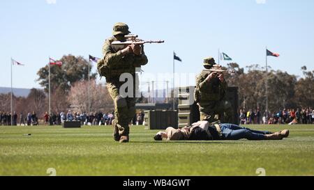 Canberra. 24 Ago, 2019. Foto scattata sul 24 agosto 2019 mostra una simulazione di attacco a terra durante la giornata porte aperte del Australian Defence Force Academy (ADFA) di Canberra, Australia. La giornata Porte aperte del ADFA si è tenuto qui il sabato con una gamma di schermi. Credito: Chu Chen/Xinhua Foto Stock