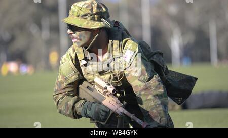 Canberra. 24 Ago, 2019. Foto scattata sul 24 agosto 2019 mostra una simulazione di attacco a terra durante la giornata porte aperte del Australian Defence Force Academy (ADFA) di Canberra, Australia. La giornata Porte aperte del ADFA si è tenuto qui il sabato con una gamma di schermi. Credito: Chu Chen/Xinhua Foto Stock