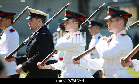 Canberra. 24 Ago, 2019. Foto scattata sul 24 agosto 2019 mostra un fucile dimostrazione di filatura durante la giornata porte aperte del Australian Defence Force Academy (ADFA) di Canberra, Australia. La giornata Porte aperte del ADFA si è tenuto qui il sabato con una gamma di schermi. Credito: Chu Chen/Xinhua Foto Stock