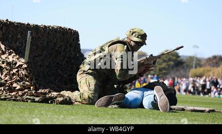 Canberra. 24 Ago, 2019. Foto scattata sul 24 agosto 2019 mostra una simulazione di attacco a terra durante la giornata porte aperte del Australian Defence Force Academy (ADFA) di Canberra, Australia. La giornata Porte aperte del ADFA si è tenuto qui il sabato con una gamma di schermi. Credito: Chu Chen/Xinhua Foto Stock