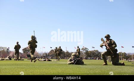 Canberra. 24 Ago, 2019. Foto scattata sul 24 agosto 2019 mostra una simulazione di attacco a terra durante la giornata porte aperte del Australian Defence Force Academy (ADFA) di Canberra, Australia. La giornata Porte aperte del ADFA si è tenuto qui il sabato con una gamma di schermi. Credito: Chu Chen/Xinhua Foto Stock