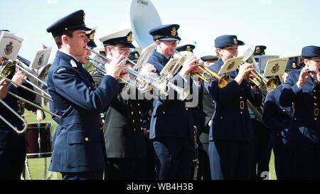 Canberra. 24 Ago, 2019. Foto scattata sul 24 agosto 2019 mostra una banda le prestazioni durante la giornata porte aperte del Australian Defence Force Academy (ADFA) di Canberra, Australia. La giornata Porte aperte del ADFA si è tenuto qui il sabato con una gamma di schermi. Credito: Chu Chen/Xinhua Foto Stock