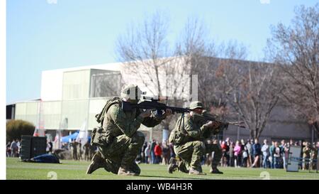 Canberra. 24 Ago, 2019. Foto scattata sul 24 agosto 2019 mostra una simulazione di attacco a terra durante la giornata porte aperte del Australian Defence Force Academy (ADFA) di Canberra, Australia. La giornata Porte aperte del ADFA si è tenuto qui il sabato con una gamma di schermi. Credito: Chu Chen/Xinhua Foto Stock