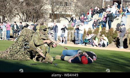 Canberra. 24 Ago, 2019. Foto scattata sul 24 agosto 2019 mostra una simulazione di attacco a terra durante la giornata porte aperte del Australian Defence Force Academy (ADFA) di Canberra, Australia. La giornata Porte aperte del ADFA si è tenuto qui il sabato con una gamma di schermi. Credito: Chu Chen/Xinhua Foto Stock