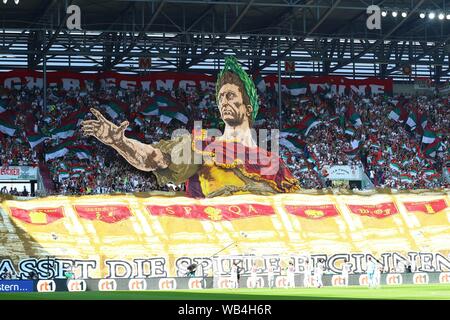 Augsburg, Germania 24. Agosto 2019: 1. BL. - 19/20 - FC Augsburg vs Unione Berlin FC Augsburg, coreografia, ventole/ventole/blocco della ventola/funzione/simbolo/Symbolic-Photo/caratteristica/Dettaglio // DFL regolamenti vietano qualsiasi uso delle immagini come sequenze di immagini e/o quasi-video. // | Utilizzo di tutto il mondo Foto Stock