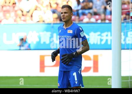 Augsburg, Germania 24. Agosto 2019: 1. BL. - 19/20 - FC Augsburg vs. europea Berlino portiere Rafal Gikiewicz (1Unione Berlin) l'azione. Singola immagine. // DFL regolamenti vietano qualsiasi uso di fotografie come sequenze di immagini e/o quasi-video. // | Utilizzo di tutto il mondo Foto Stock