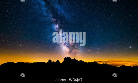 Modo Mliky oltre le Alpi Mountain, Dolomiti, Italia Foto Stock