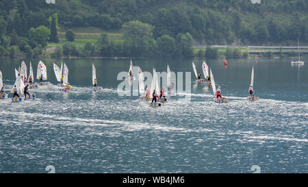 La Valle di Ledro, Italia. Scuola di vela su piccole imbarcazioni. Scuola sul Lago di Ledro. Lago alpino. Orario estivo Foto Stock